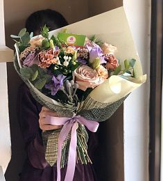 Букет "Лэйси" из гвоздик, лизиантуса и роз