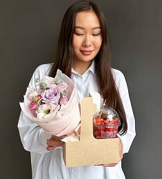 Сет "Lovely Sweet mini" букетик цветов и клубника с шоколадом