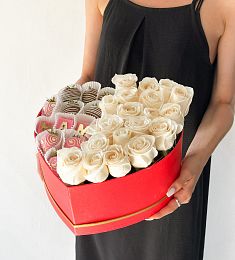 Клубничный бокс "Sweet Rose" клубника в шоколаде и розы в коробке