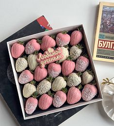 Клубничный бокс "Сладость" из клубники в белом и розовом шоколаде