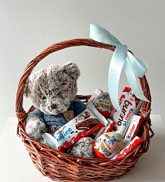 Подарочная корзина "Surprise" с игрушечным мишкой и шоколадками