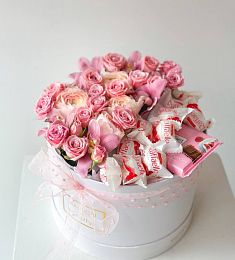 Композиция "Sweet pinky" розы, орхидеи и сладости в коробке