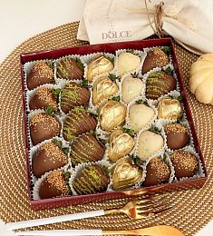 Клубничный бокс "Грильяж" клубника в молочном и белом шоколаде