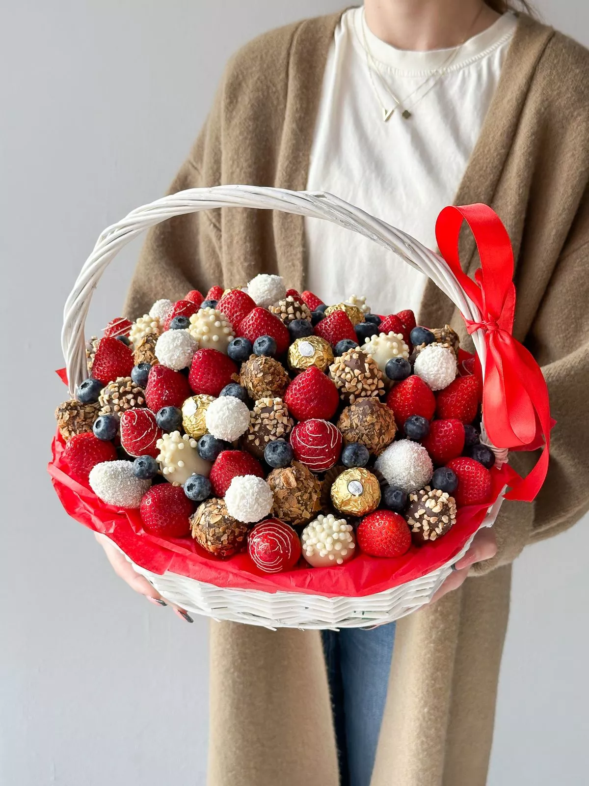 Клубничная корзина "Ферреро" из клубники в шоколаде, свежих ягод и конфет
