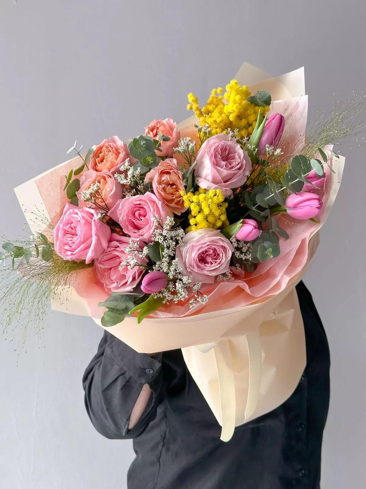 Композиция "Mariam" из роз, тюльпанов и мимозы