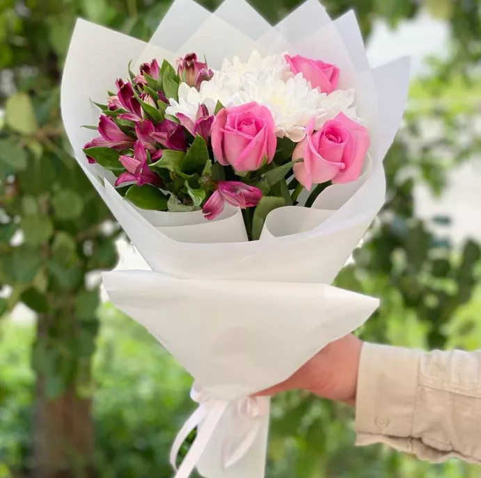 Букет "Классическая элегантность" из альстромерий, роз и хризантем