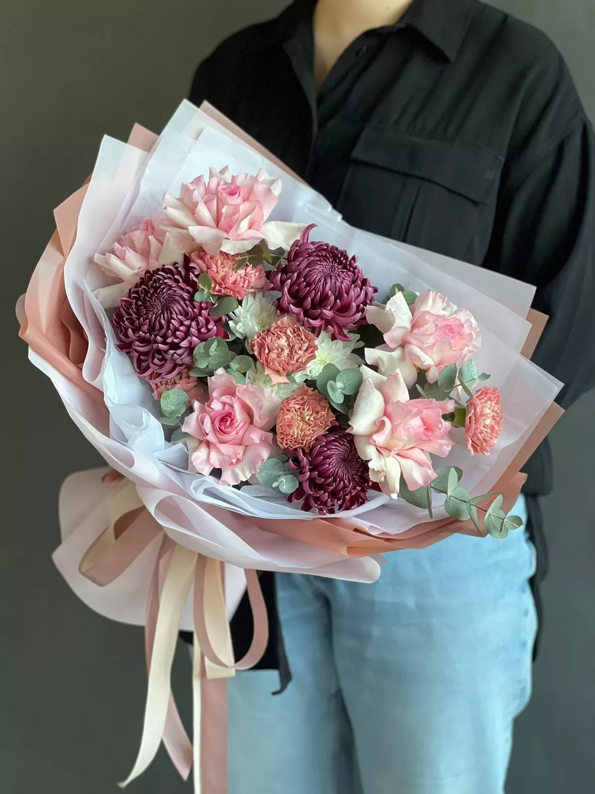 Композиция "Марго" из гвоздик, роз и хризантем