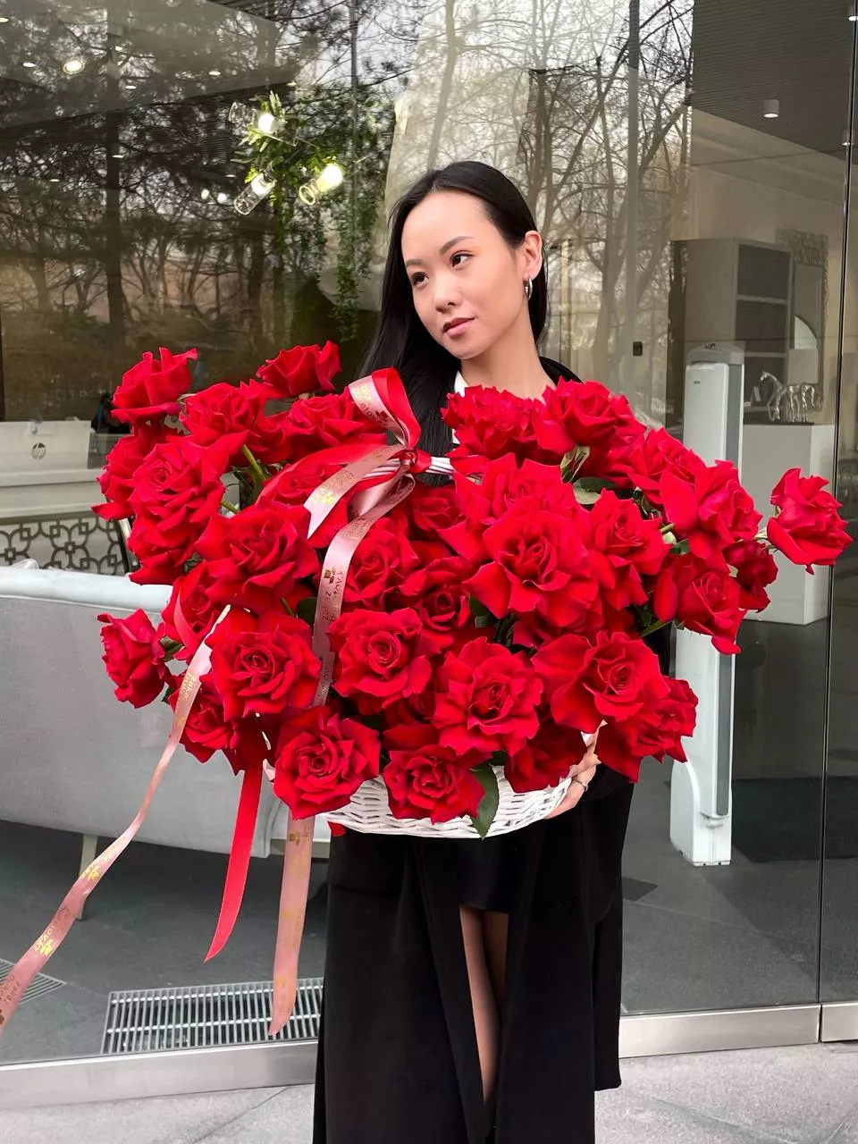 Композиция "Розалина" из 57 вывернутых роз в корзине