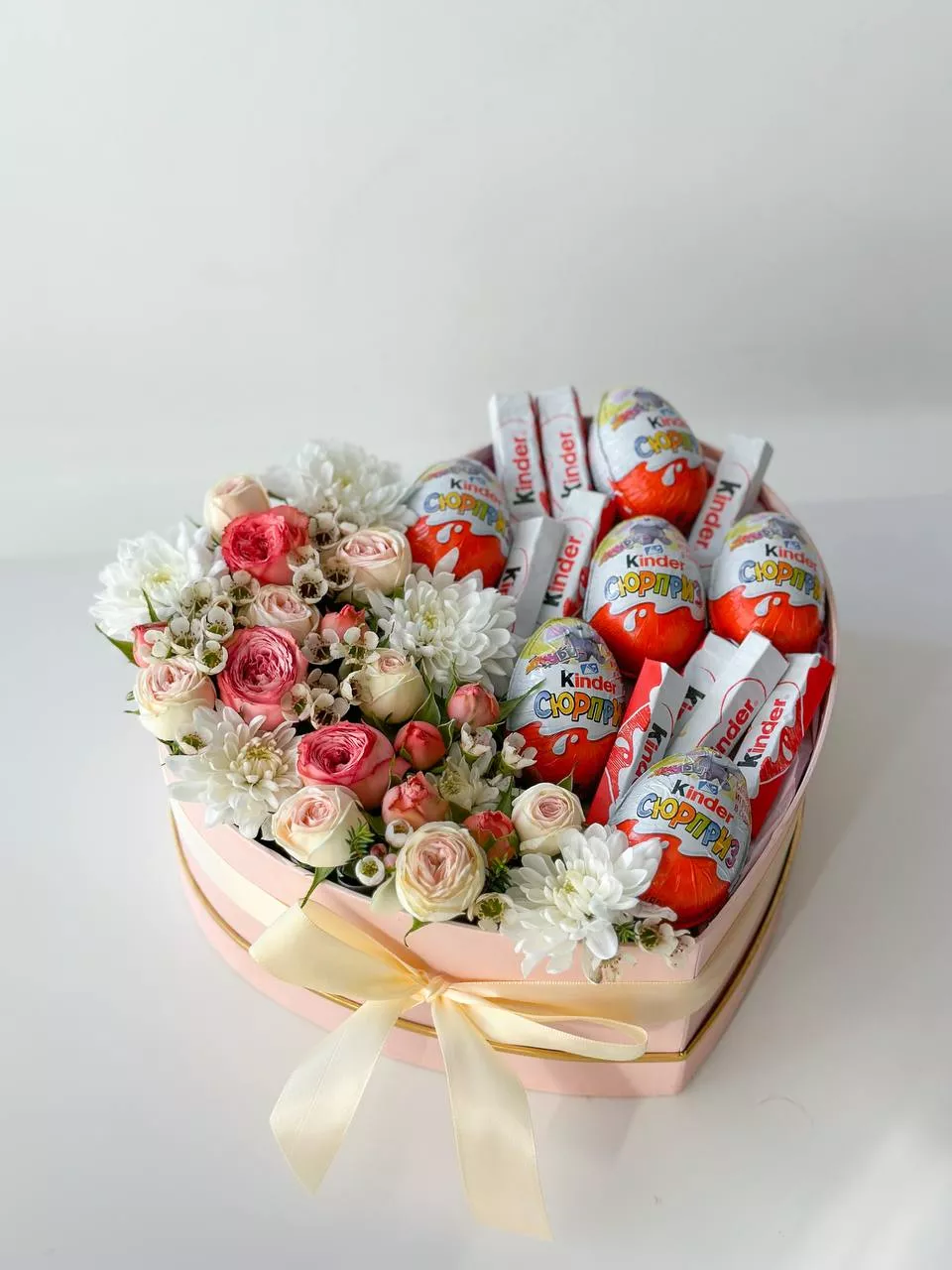 Композиция "Darling" розы и хризантемы со сладостями в коробке в форме сердца