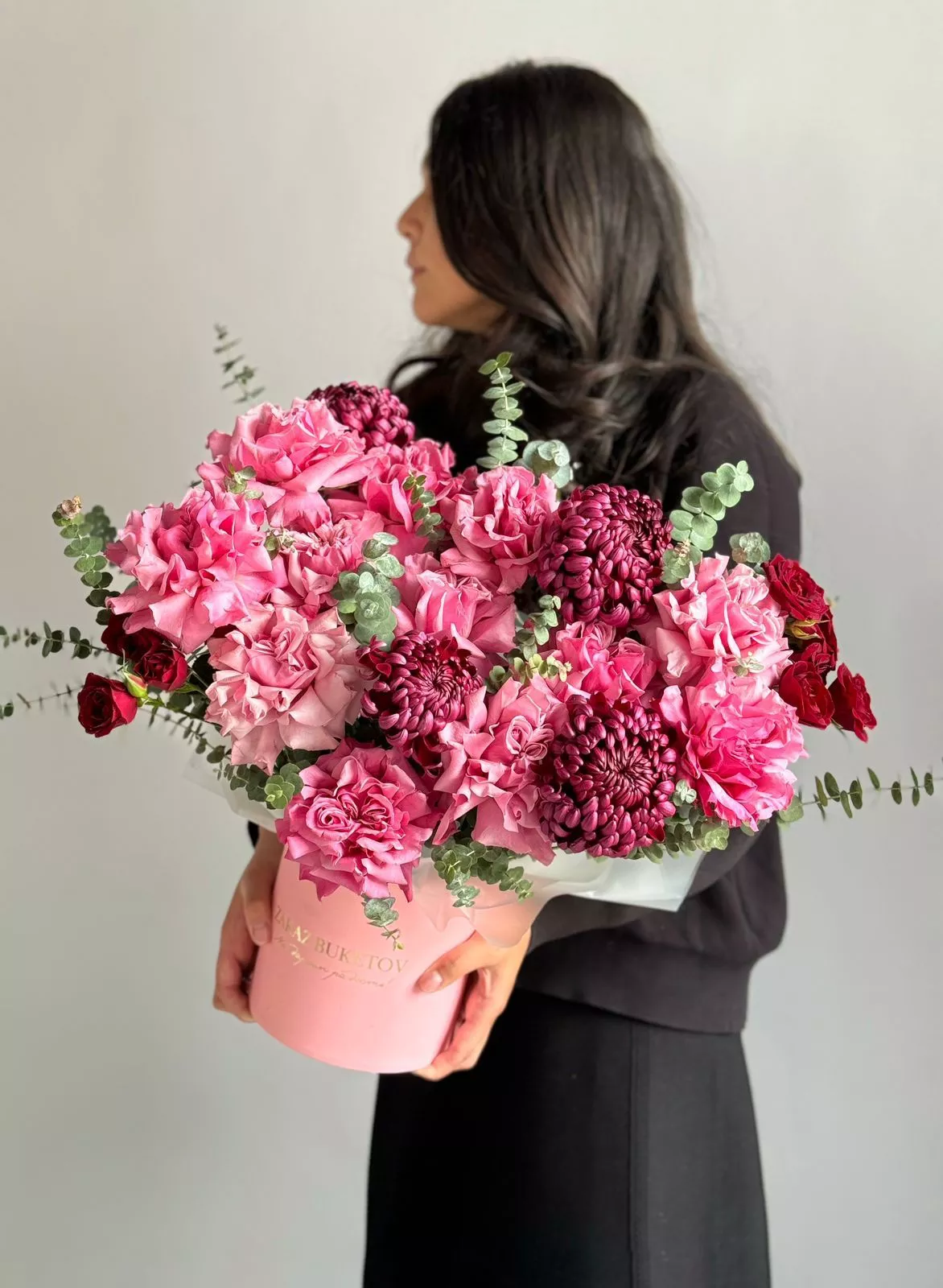 Композиция "Andre" из роз и крупноцветковых хризантем